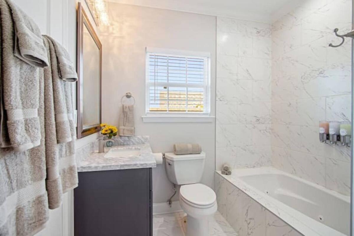 Breathtaking Spacious Art Filled 5br Near Fq New Orleans