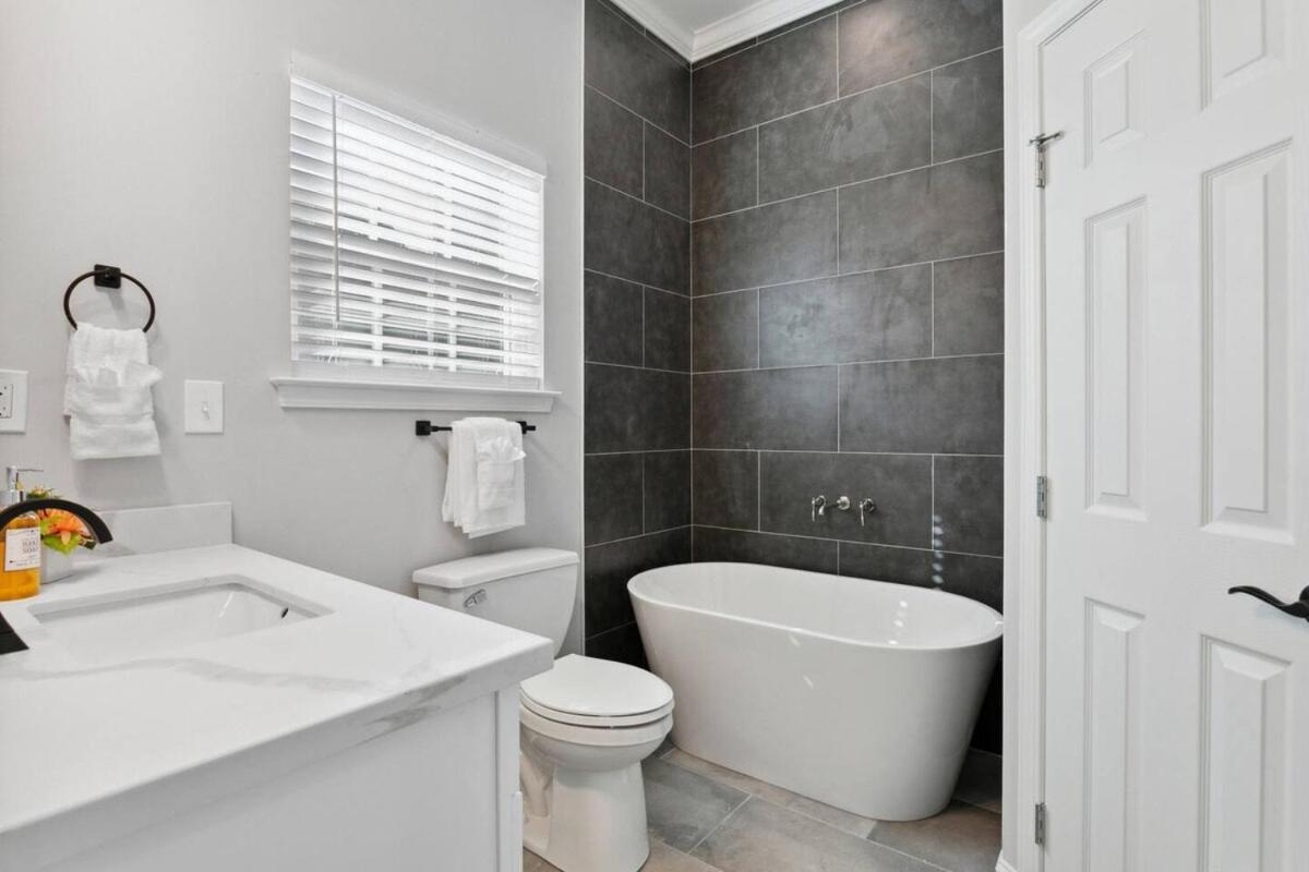 Beautiful New 5br With Outdoor Seating Holiday home *