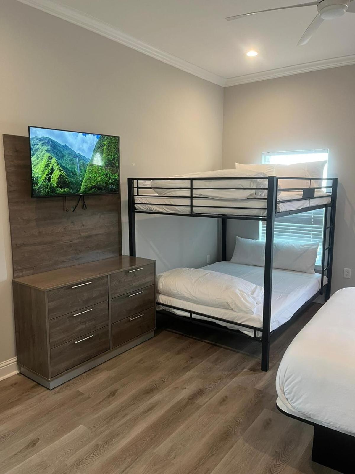 Beautiful New 5br With Outdoor Seating Holiday home *