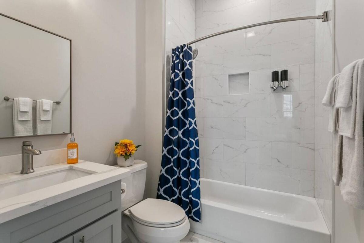 Five Bathrooms With Five Bedrooms And Stylish Holiday home New Orleans