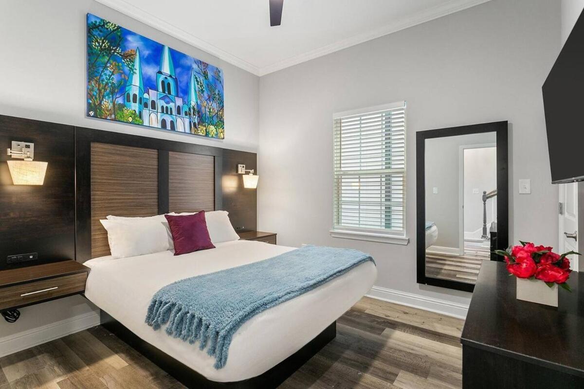 Five Bathrooms With Five Bedrooms And Stylish Holiday home