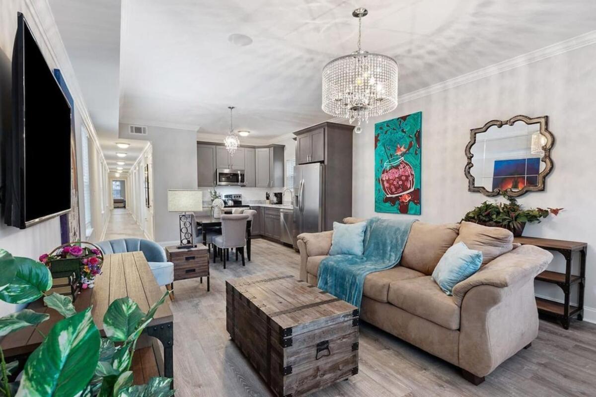 Chic 5 Bedroom Near French Quarter Holiday home *