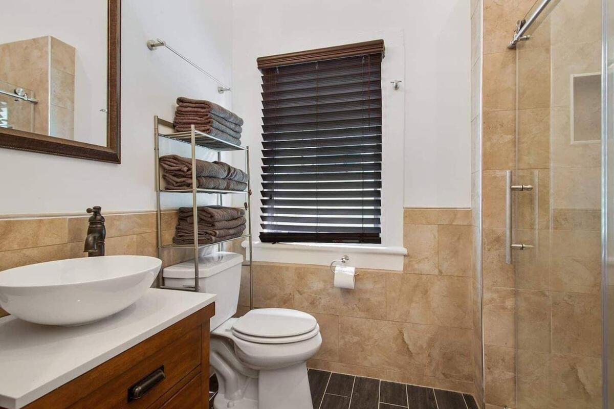 Stylish Renovated Shotgun Near French Quarter Holiday home *
