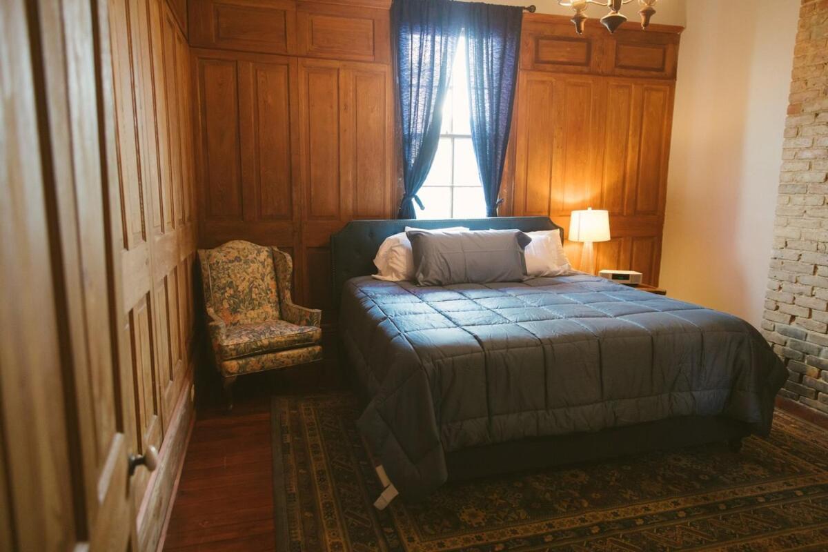 Miss Ruby's Mid-city Apartment *