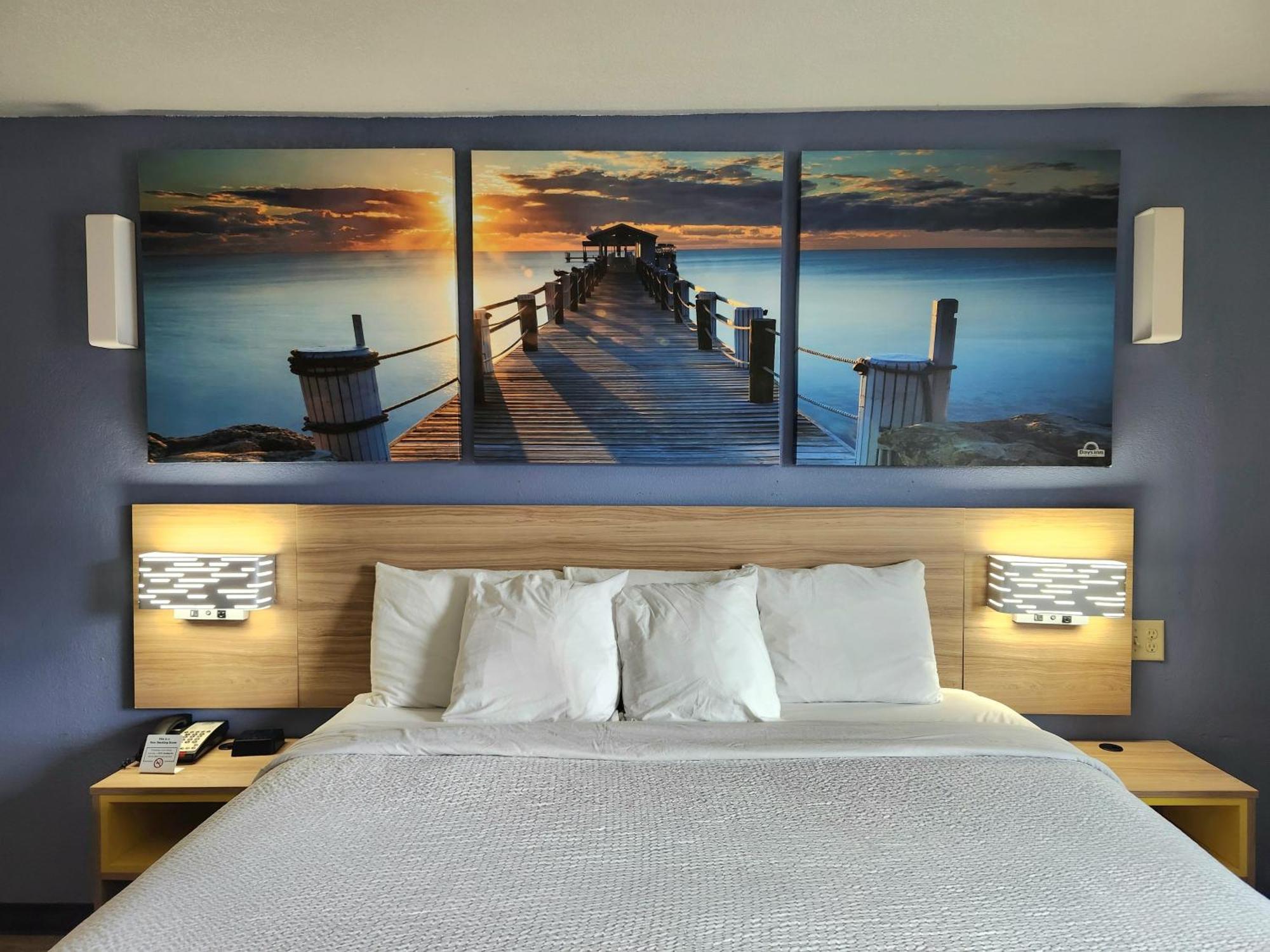 Hotel Days By Wyndham Pontchartrain 3*