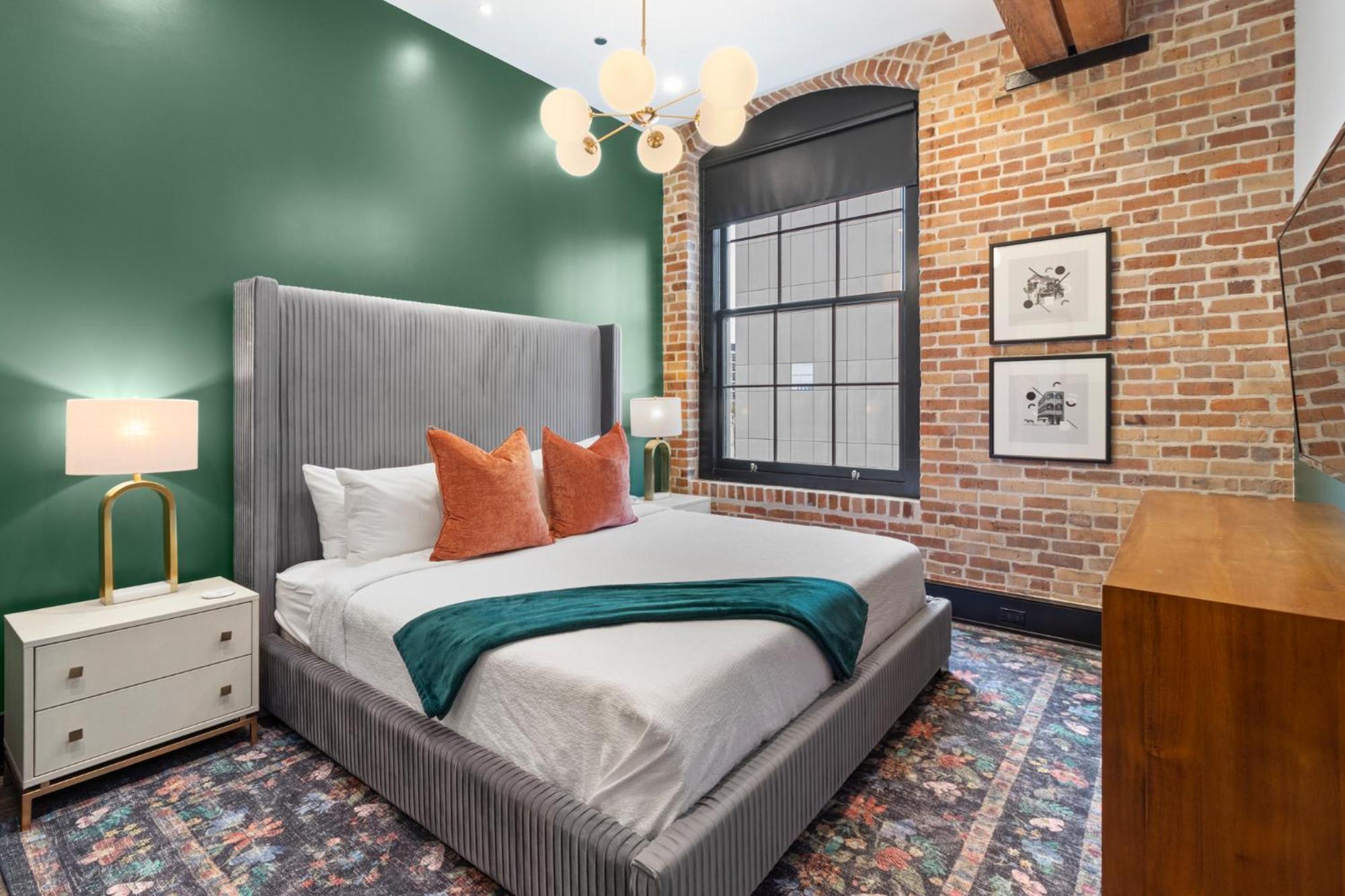 Steps From Dome Spacious 2 Br2ba Wqueen Sleeper Sofa Perfect For Up To 6 Guests Amenities Galore Hotel *