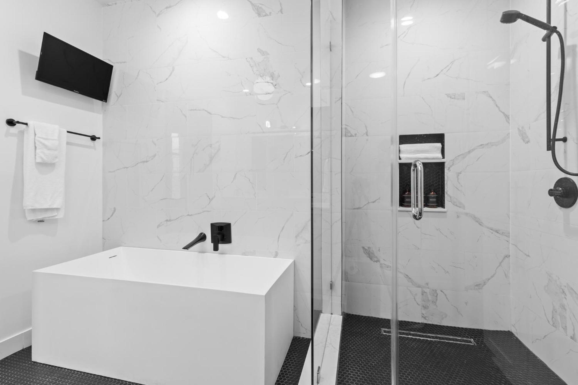 Downtown 2br Queen Sleeper Sofa Near Superdome And Parade Route Hotel *