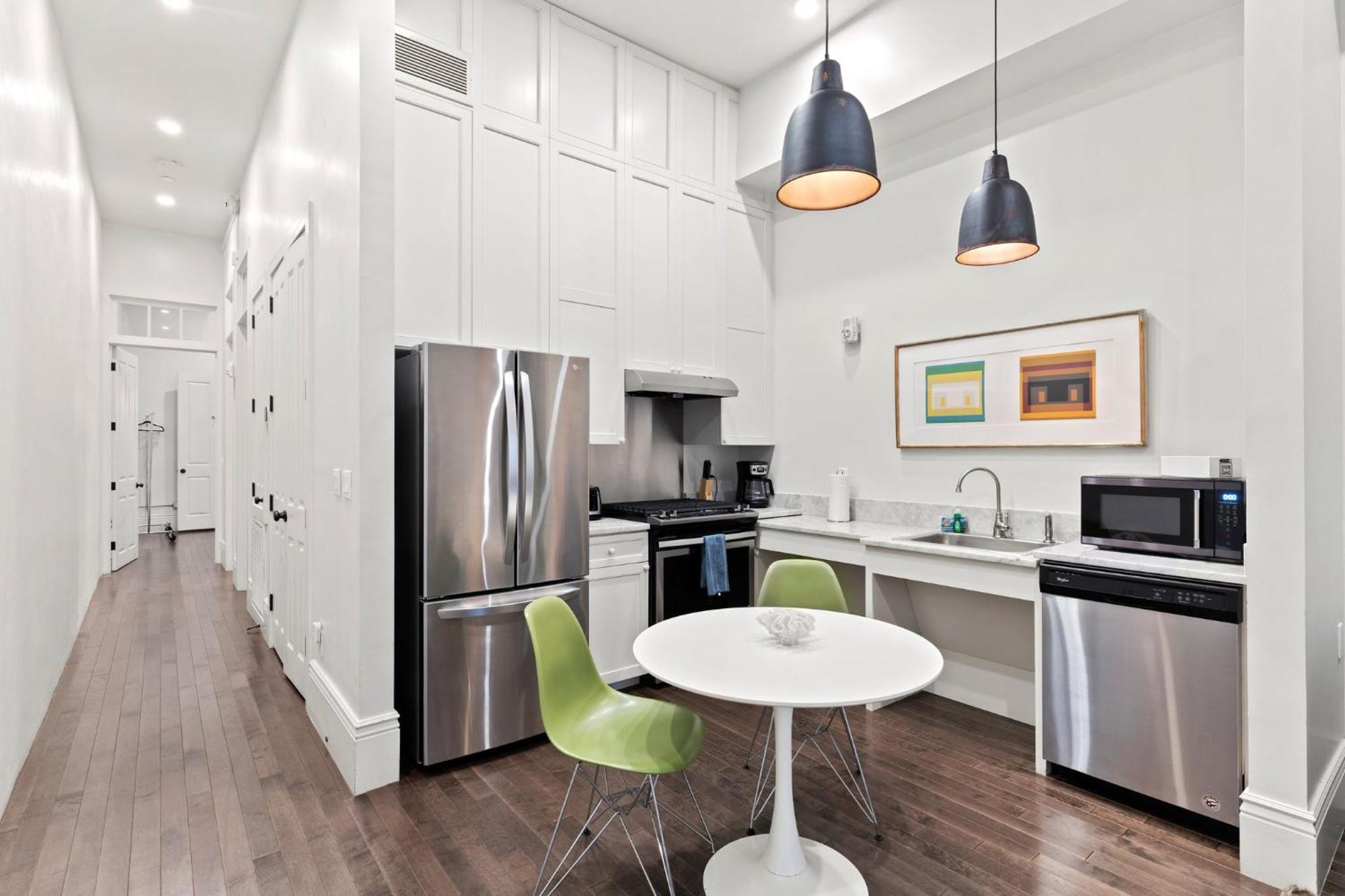 Hotel 4br Cbd Home, Ideal For Groups & Great Memories