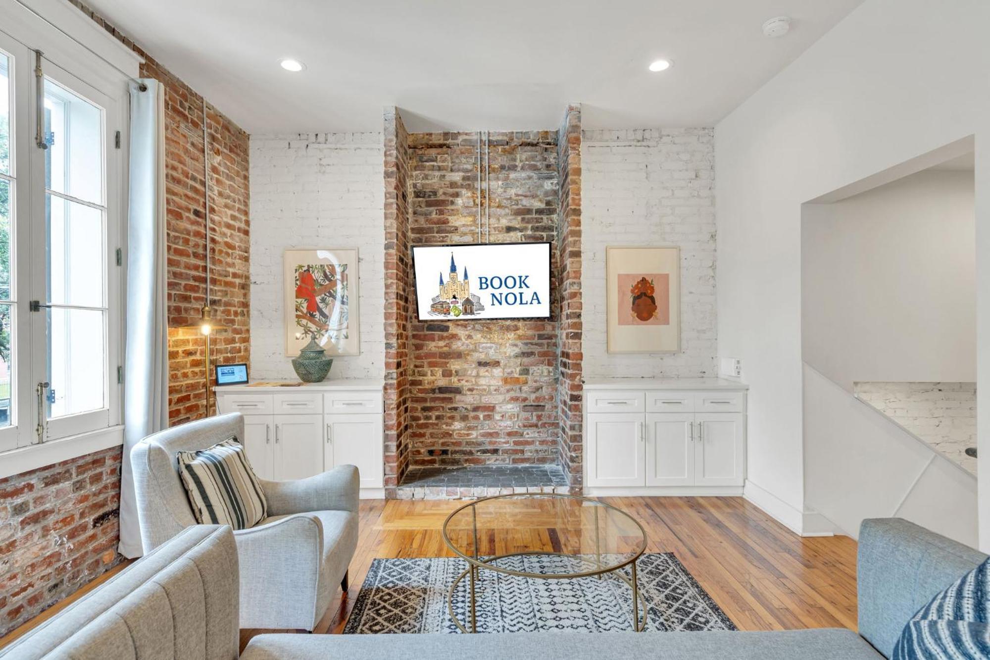 Esplanade Ave Wbalcony Across French Quarter *