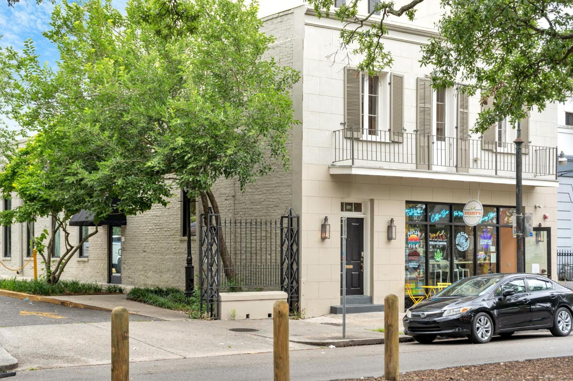 Esplanade Ave Wbalcony Across French Quarter Hotel *