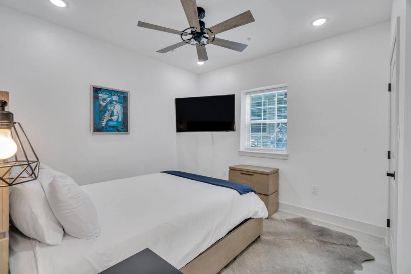 Sleeps 24-spacious Near Fq W Pool Hotel *