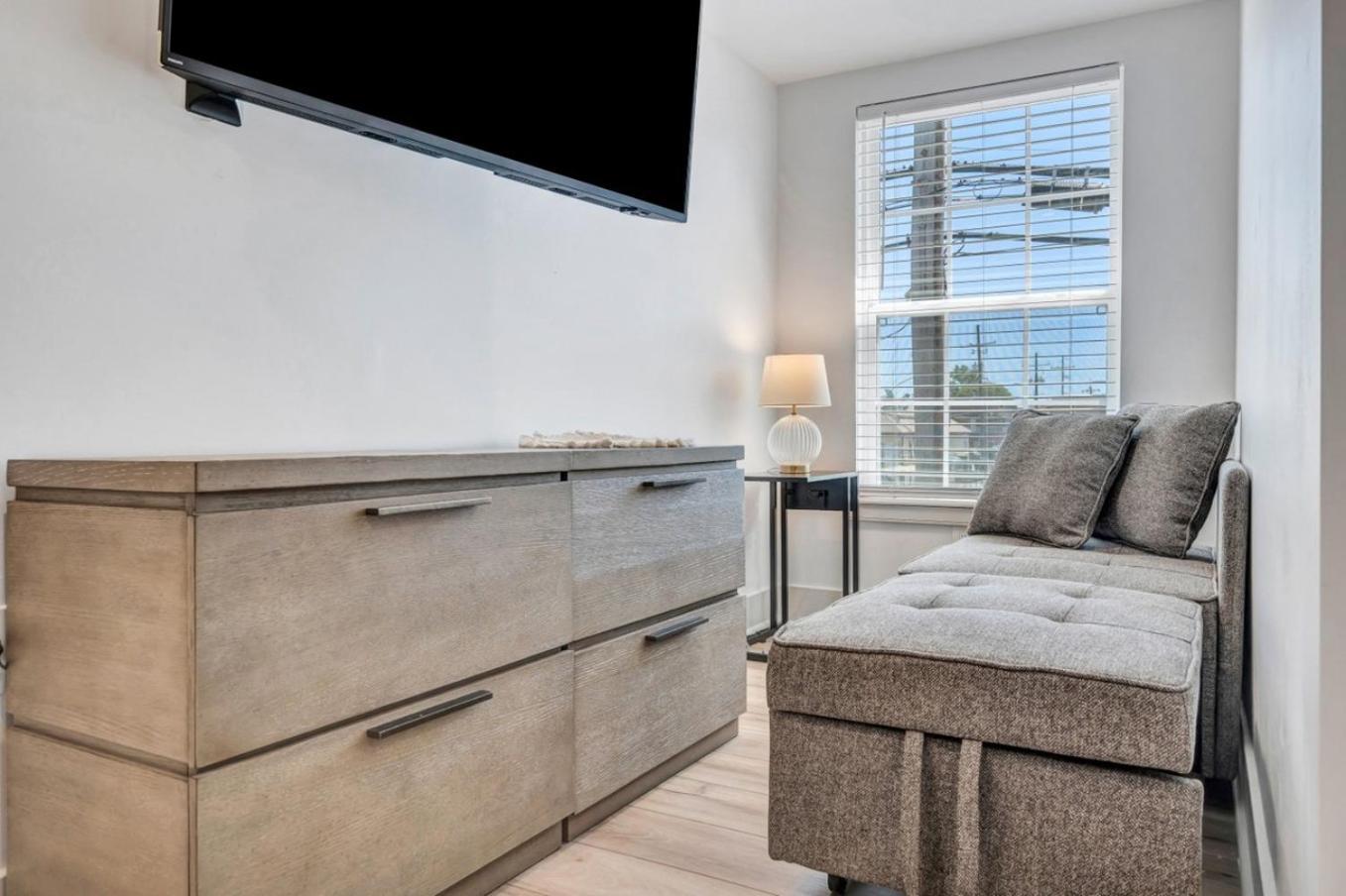Hotel Sleeps 24-spacious Near Fq W Pool *