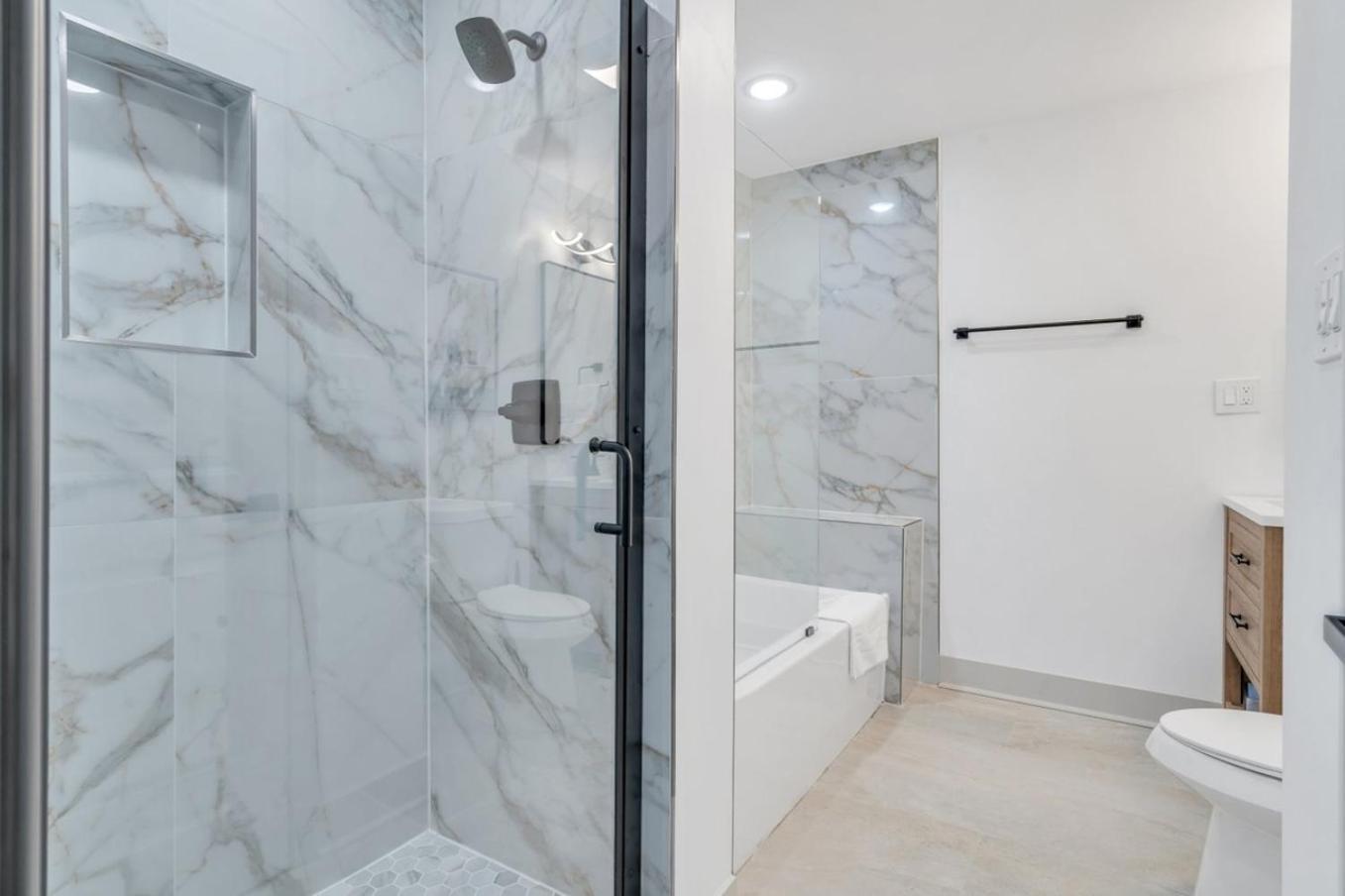 Sleeps 24-spacious Near Fq W Pool *