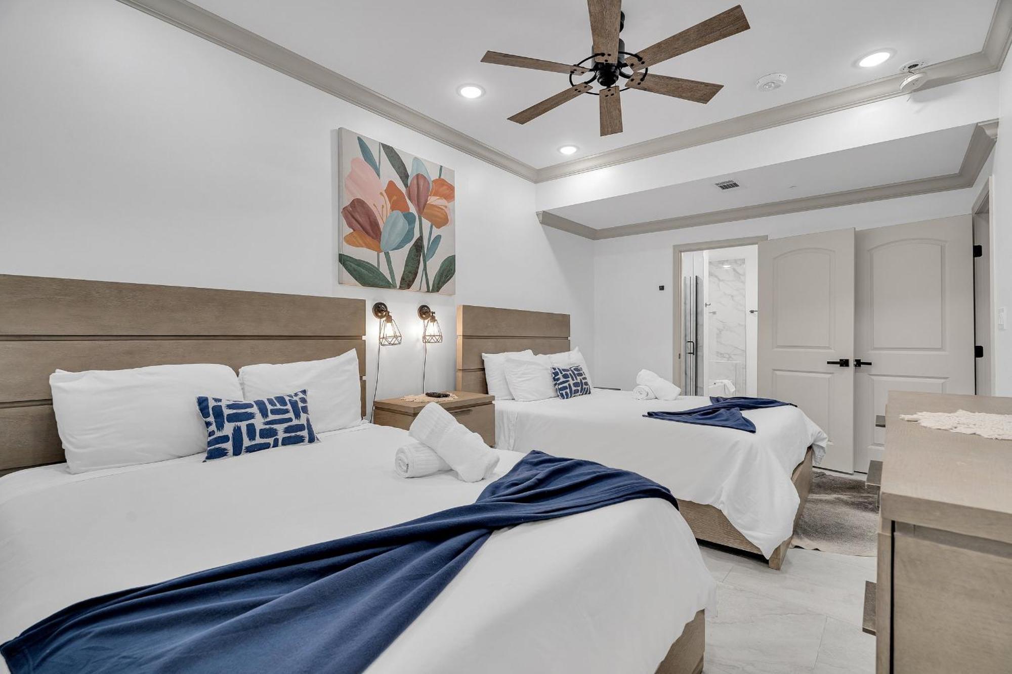 Hotel Sleeps 24-spacious Near Fq W Pool