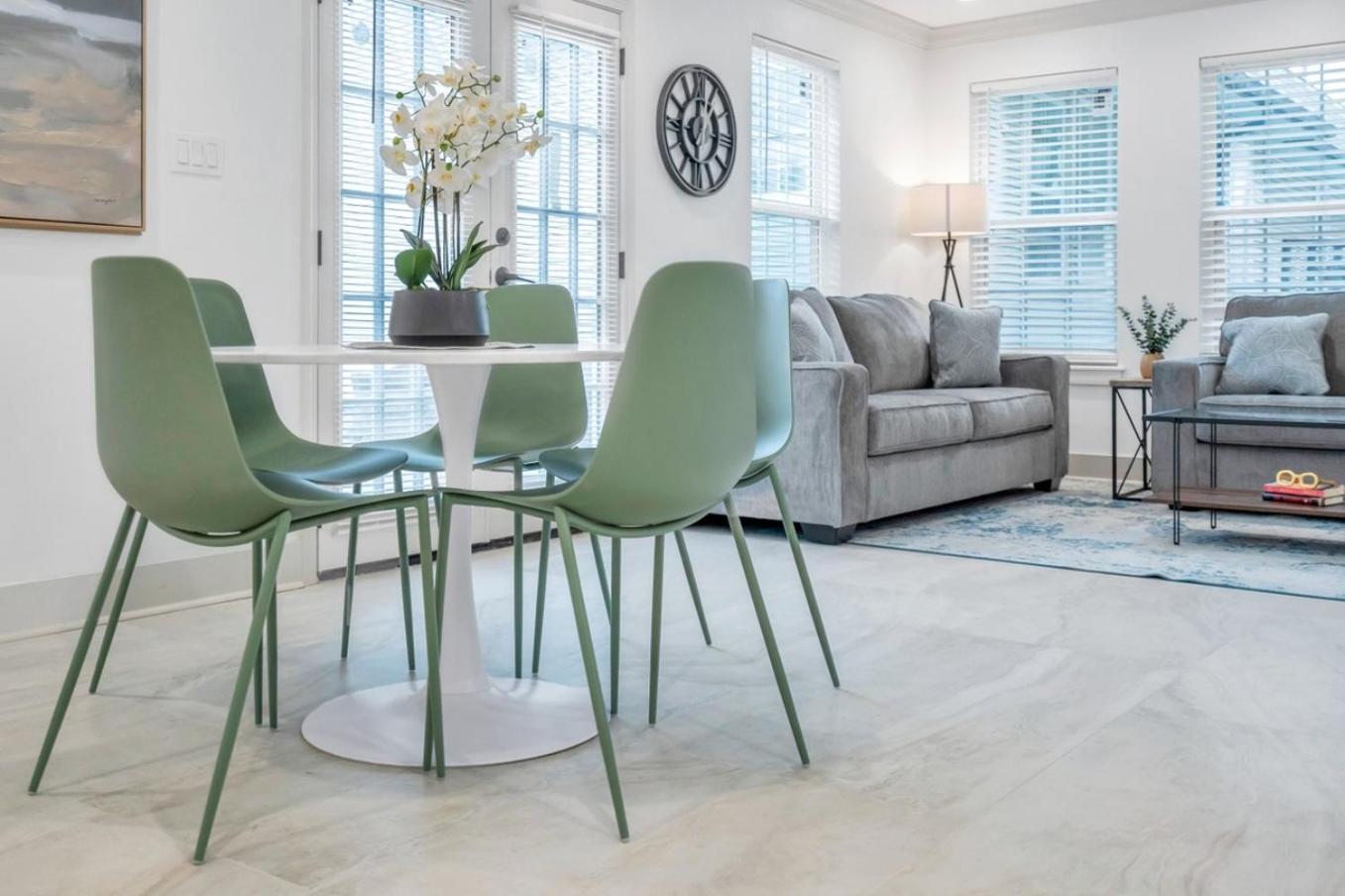 Sleeps 24-spacious Near Fq W Pool