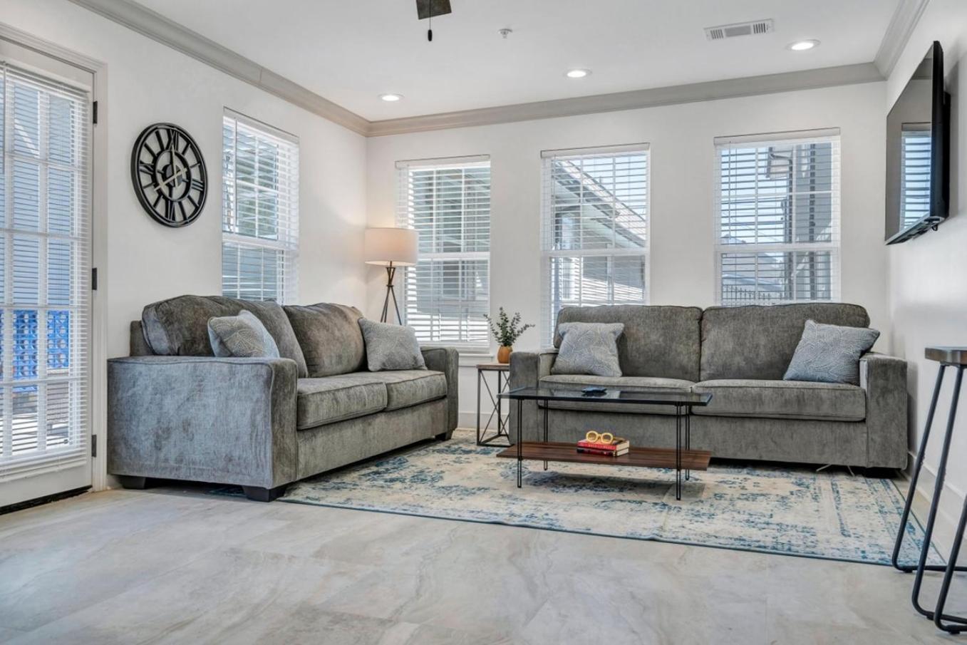 Sleeps 24-spacious Near Fq W Pool *