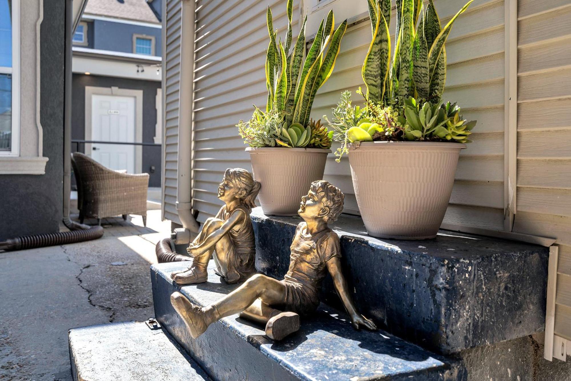 Hotel Sleeps 24-spacious Near Fq W Pool New Orleans