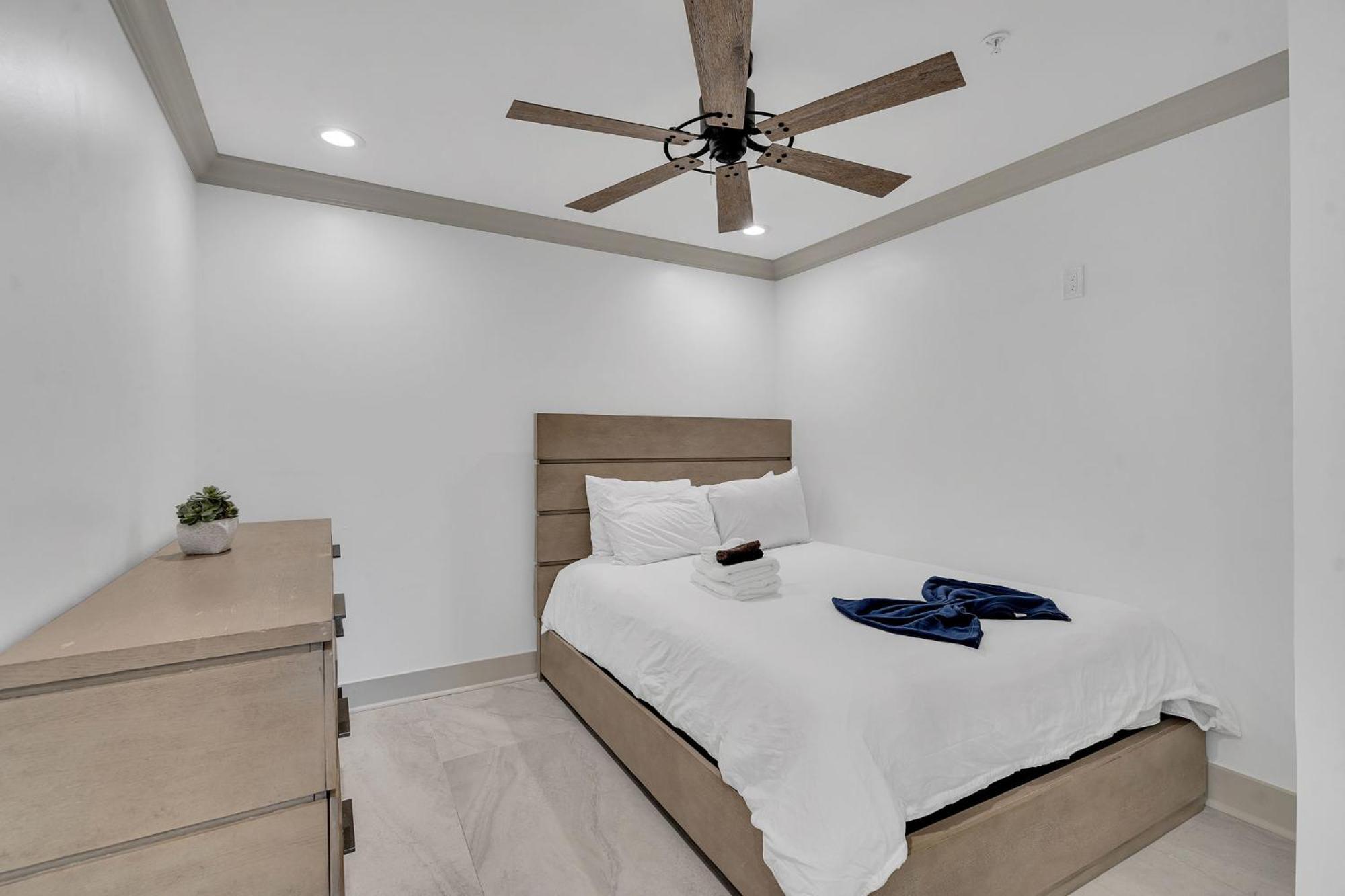 Hotel Sleeps 24-spacious Near Fq W Pool *