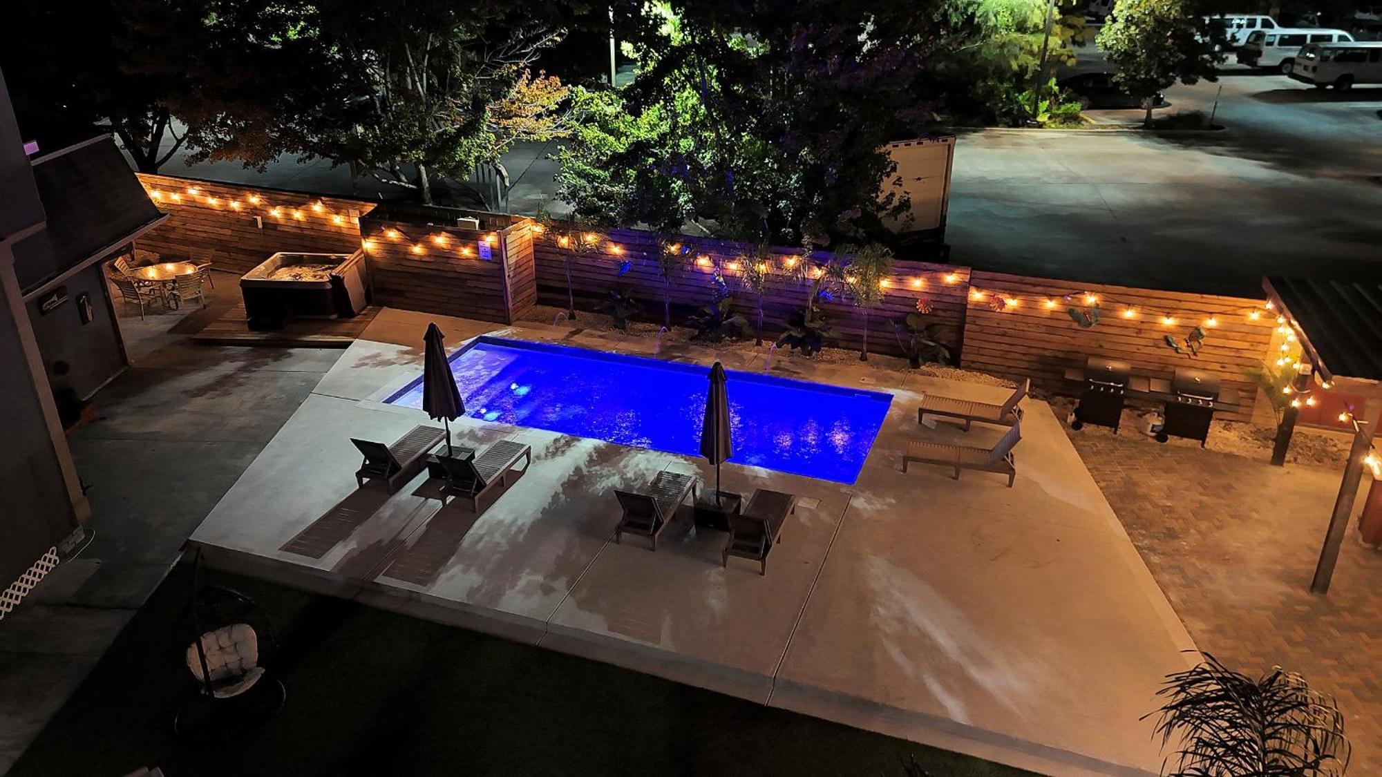 Hotel Sleeps 24-spacious Near Fq W Pool *