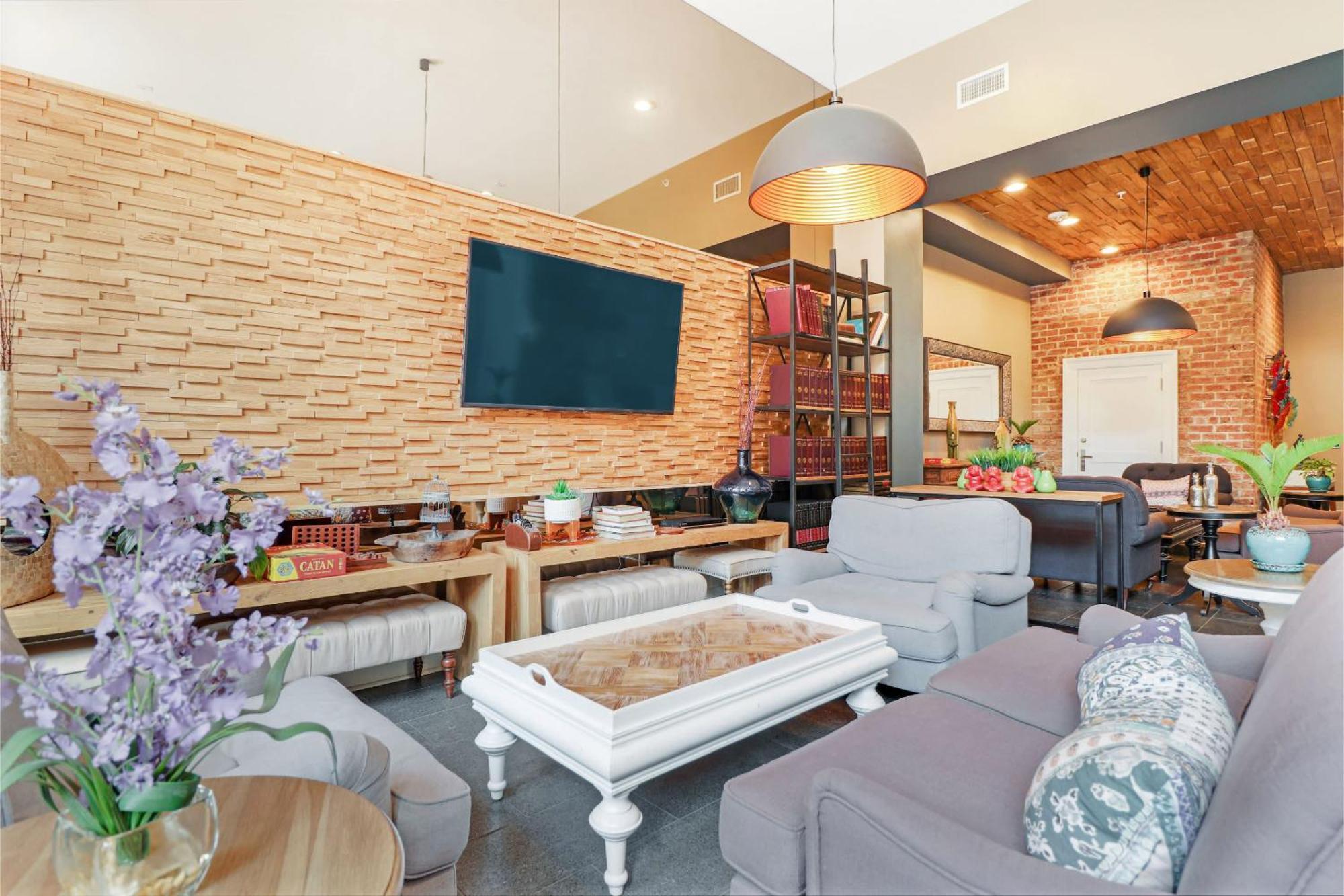 Roami At Factors Row 4*