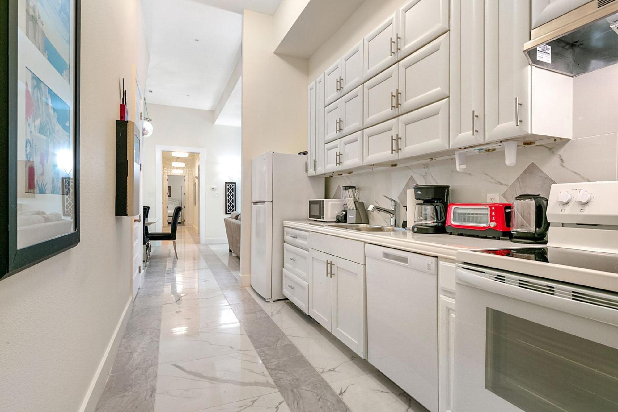 Stunning Close To French Quarter Apartment *