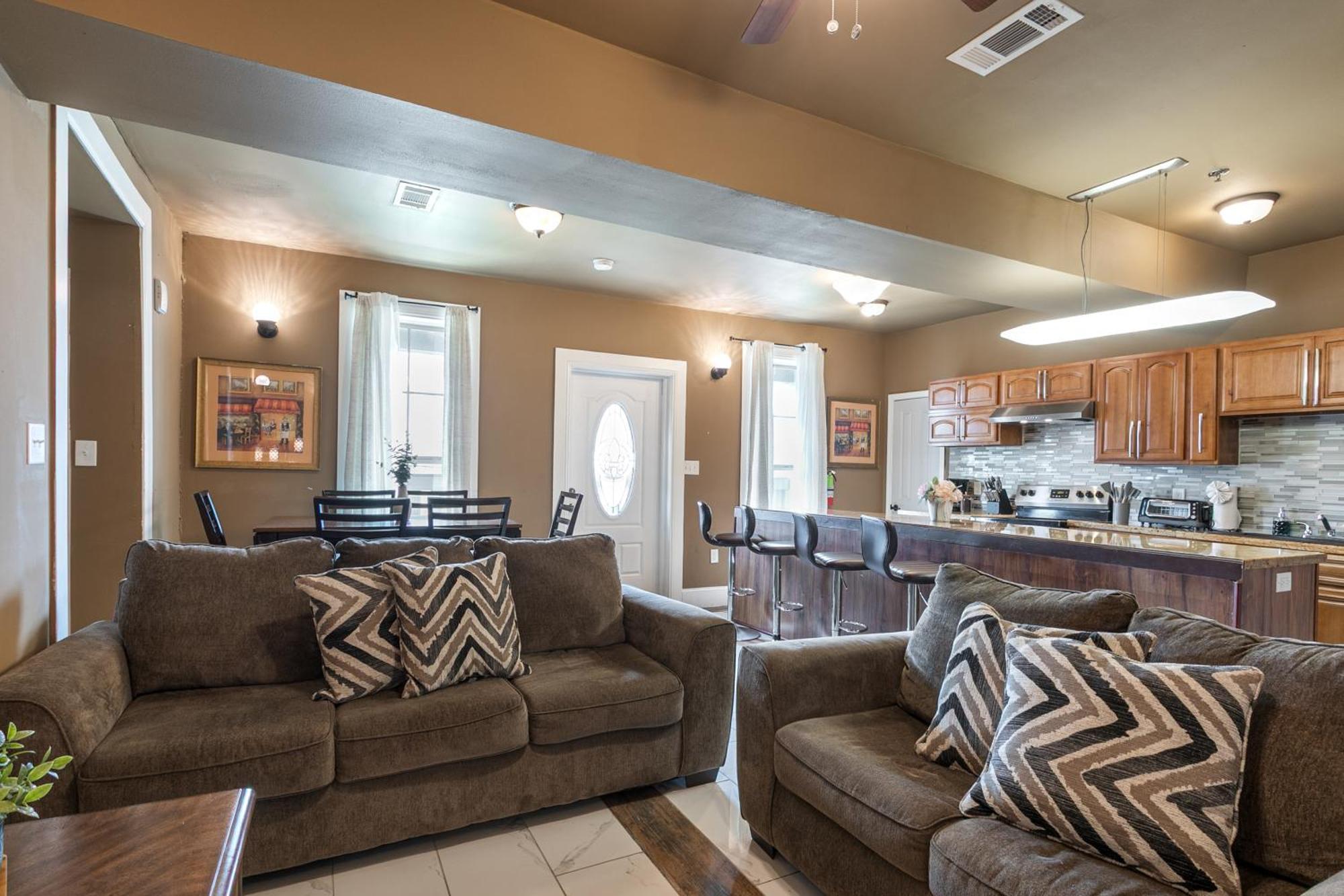 Baronne Street Spacious And Fully Furnished