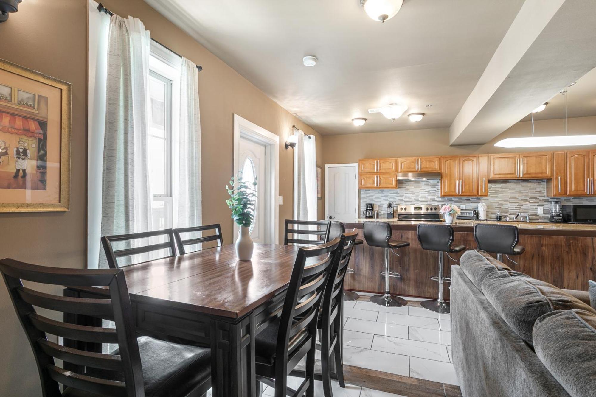 Baronne Street Spacious And Fully Furnished Apartment