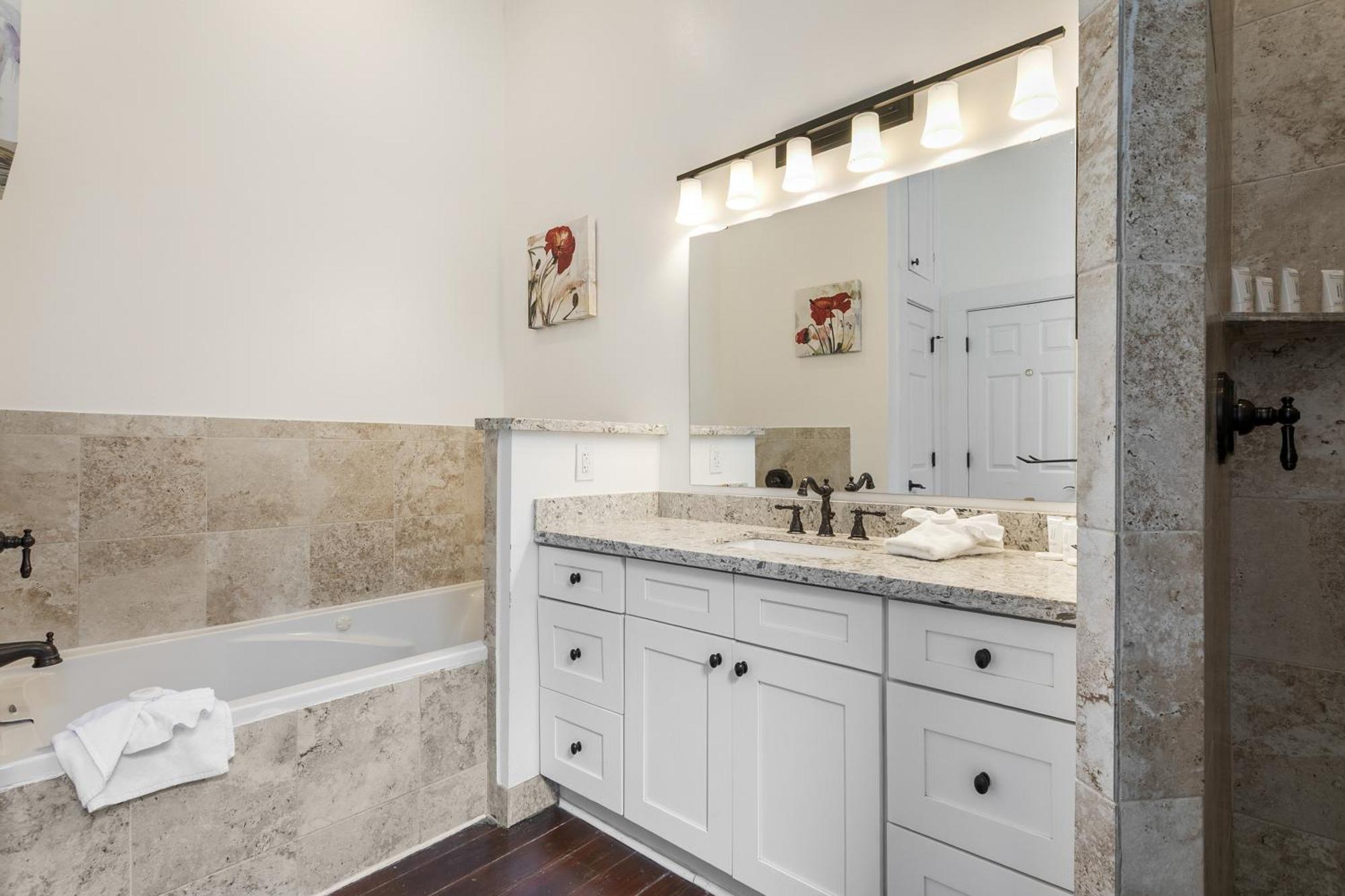 4br Luxury Uptown Retreat W Private Heated Pool *