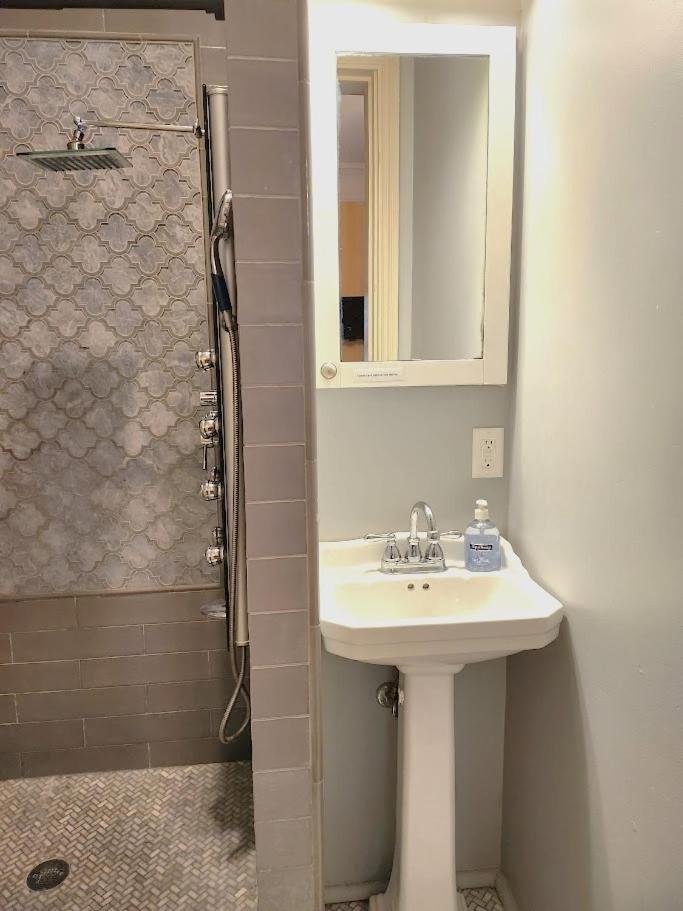 Guest house Walker Mansion On St Charles Ave - Unit 1 3*