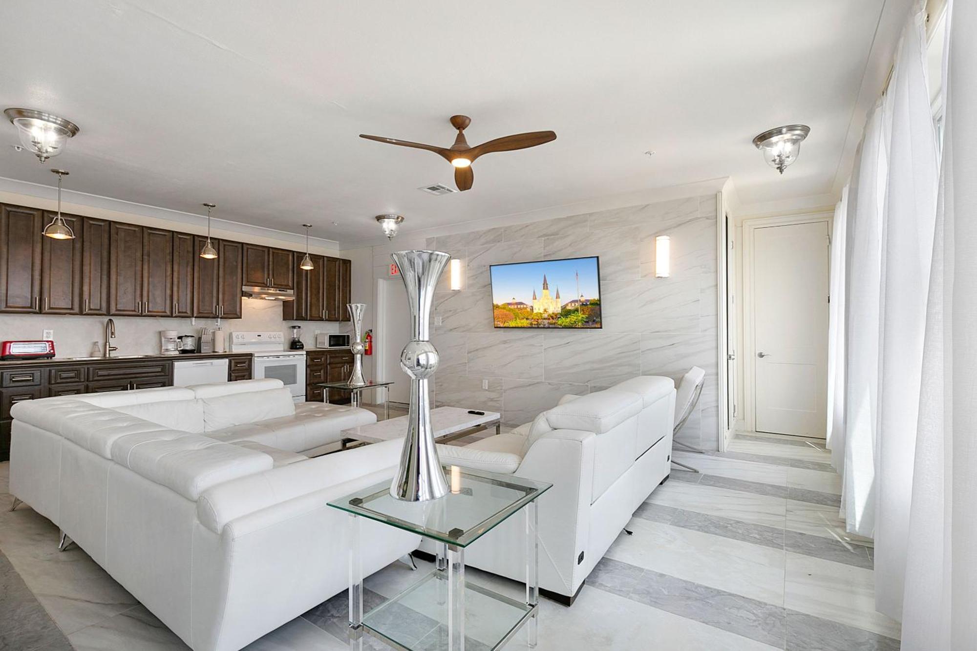 Stunning Close To French Quarter Apartment *