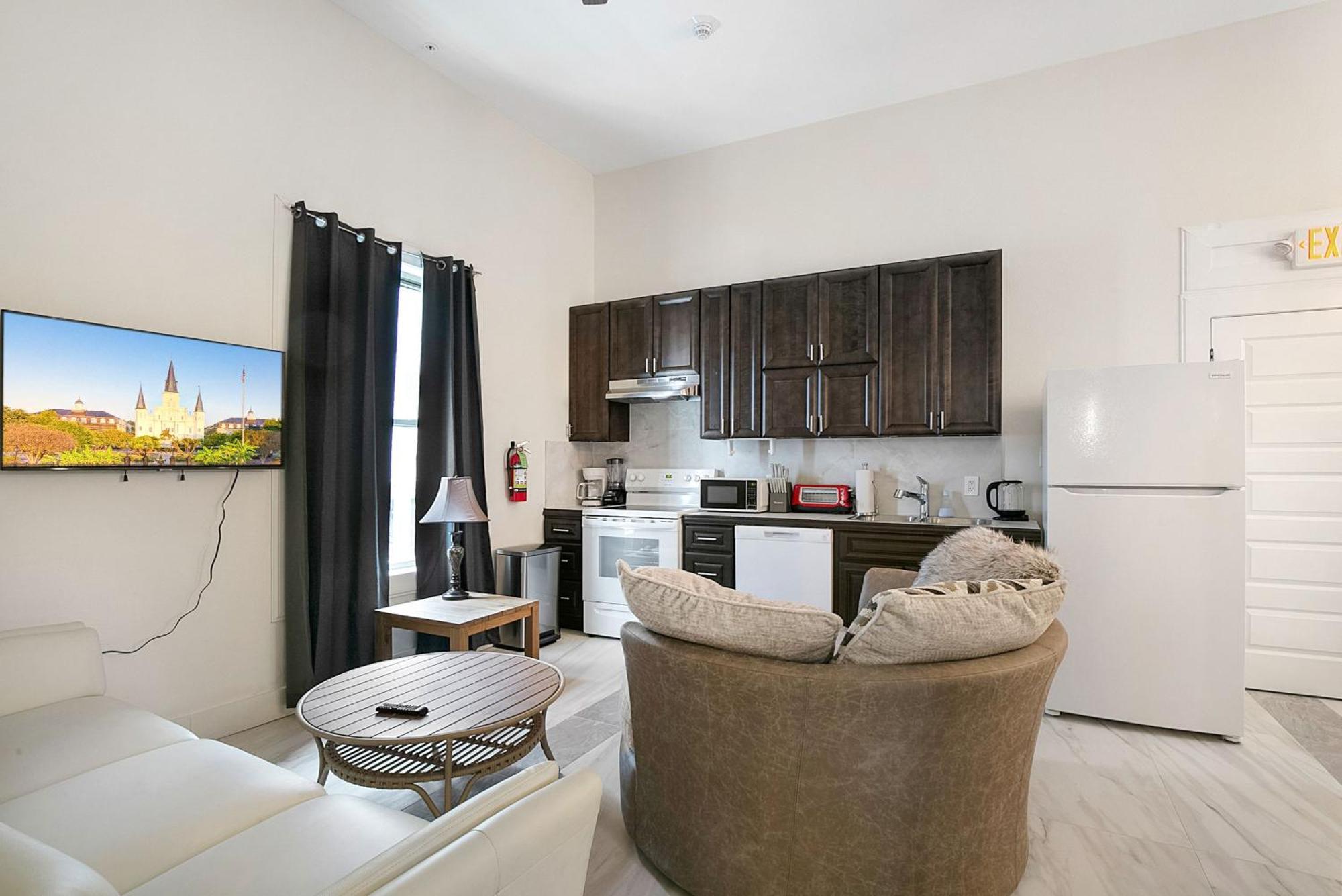 Stunning Close To French Quarter Apartment *