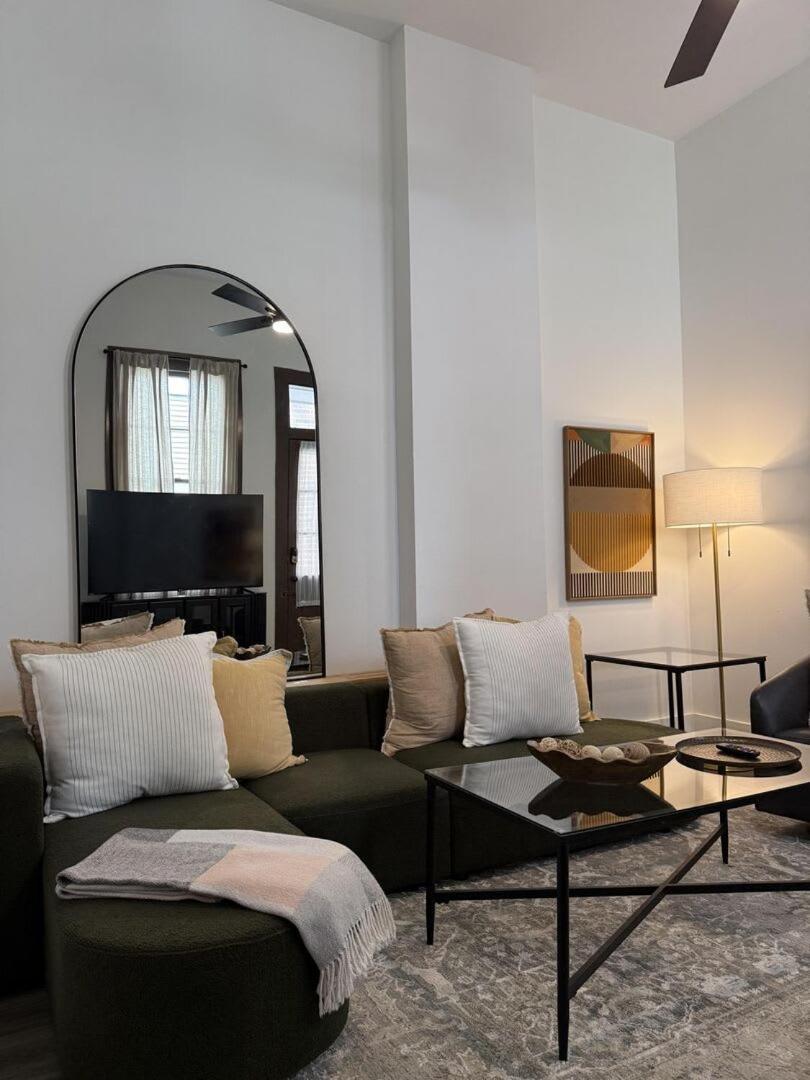 Delightful Canal Street Family In Mid-city New Orleans