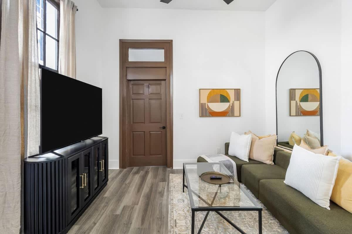 Delightful Canal Street Family In Mid-city