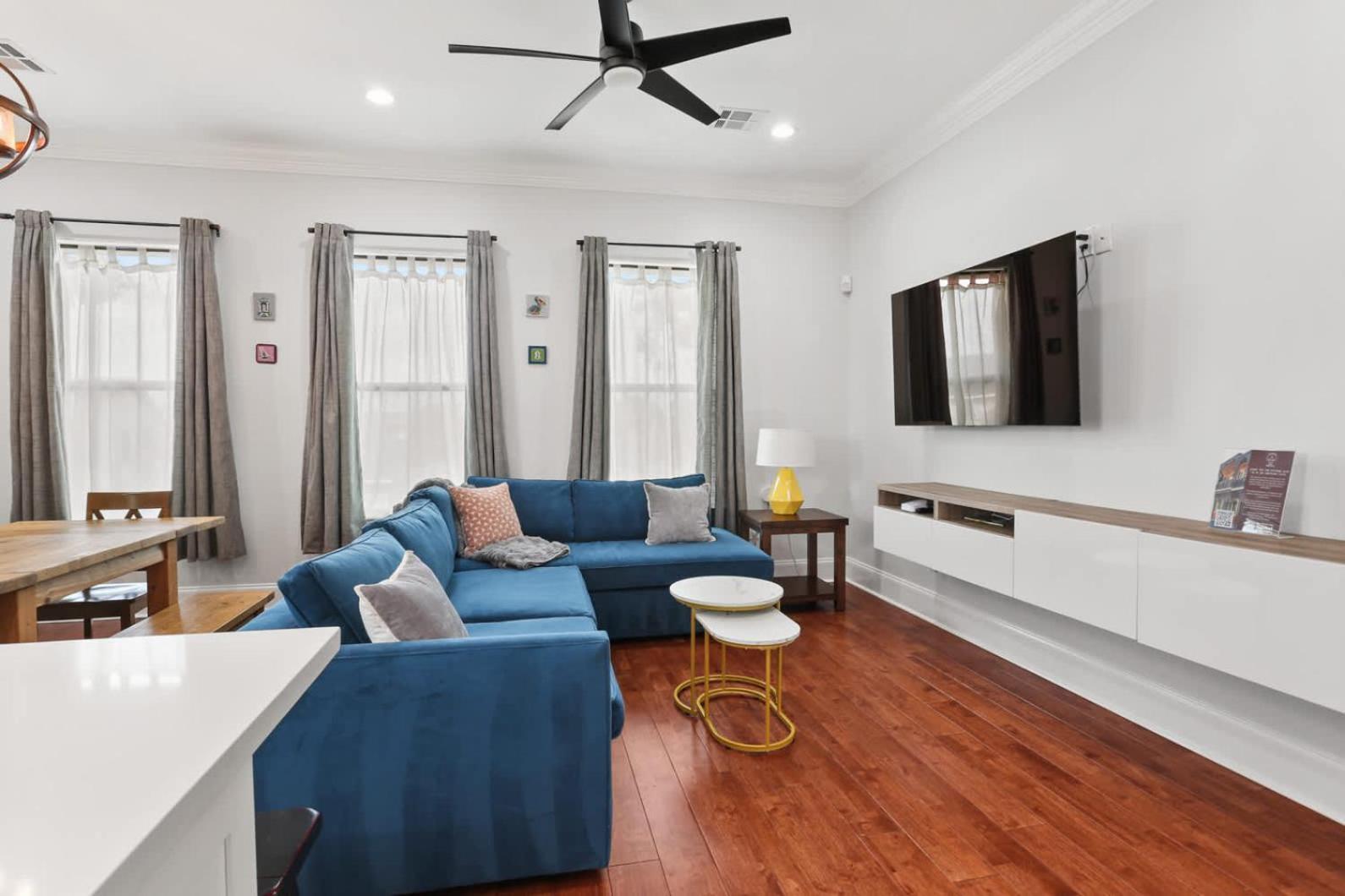 Holiday home Stylish 3br W Parking Balcony Walk Everywhere *