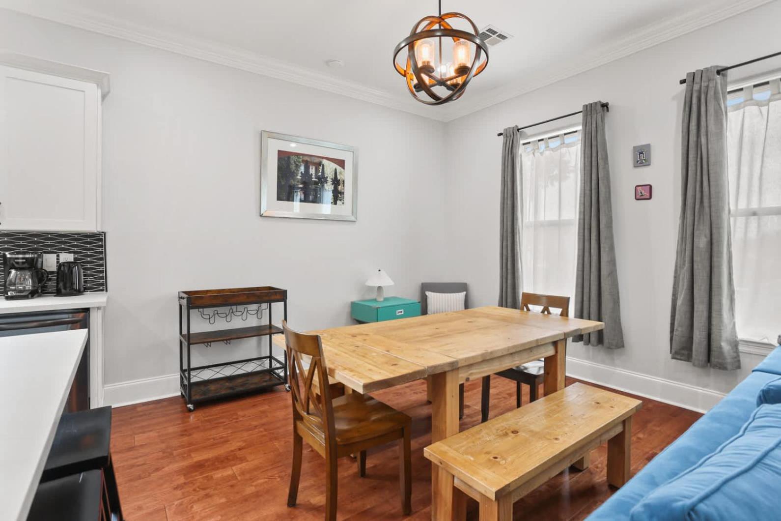 Holiday home Stylish 3br W Parking Balcony Walk Everywhere *