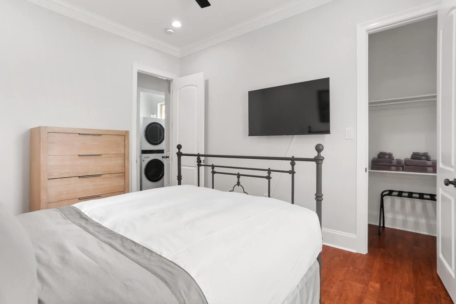 Holiday home Stylish 3br W Parking Balcony Walk Everywhere