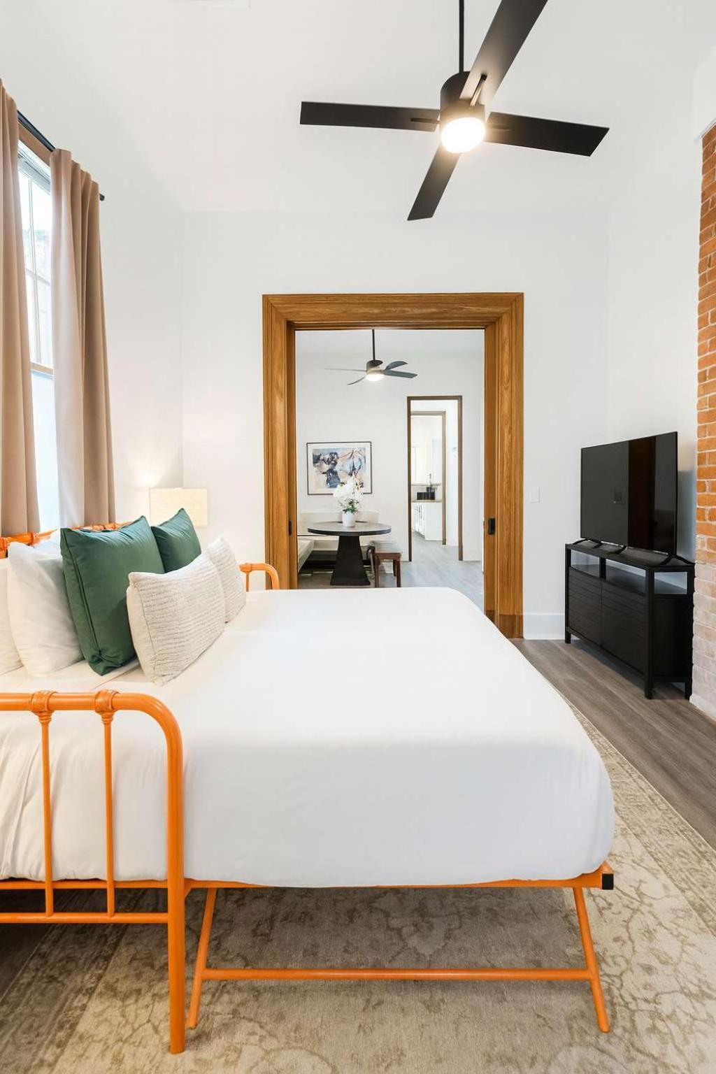 Delightful Canal Street Family In Mid-city New Orleans