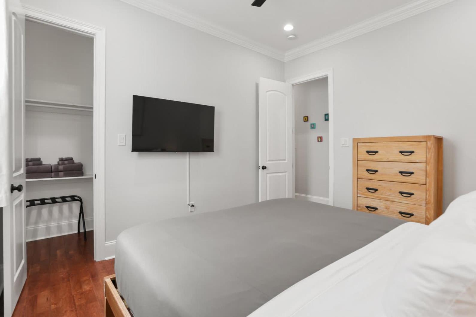 Stylish 3br W Parking Balcony Walk Everywhere Holiday home *