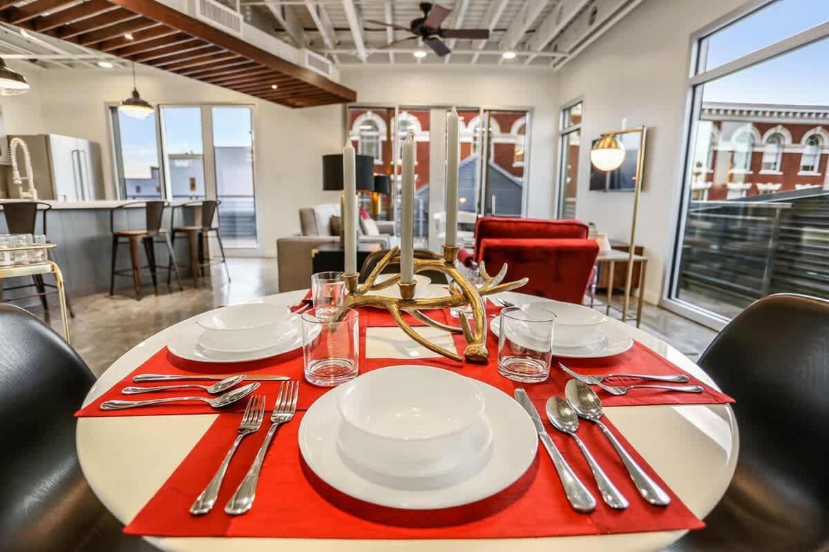 Luxury Two Bedroom Penthouse Apartment *