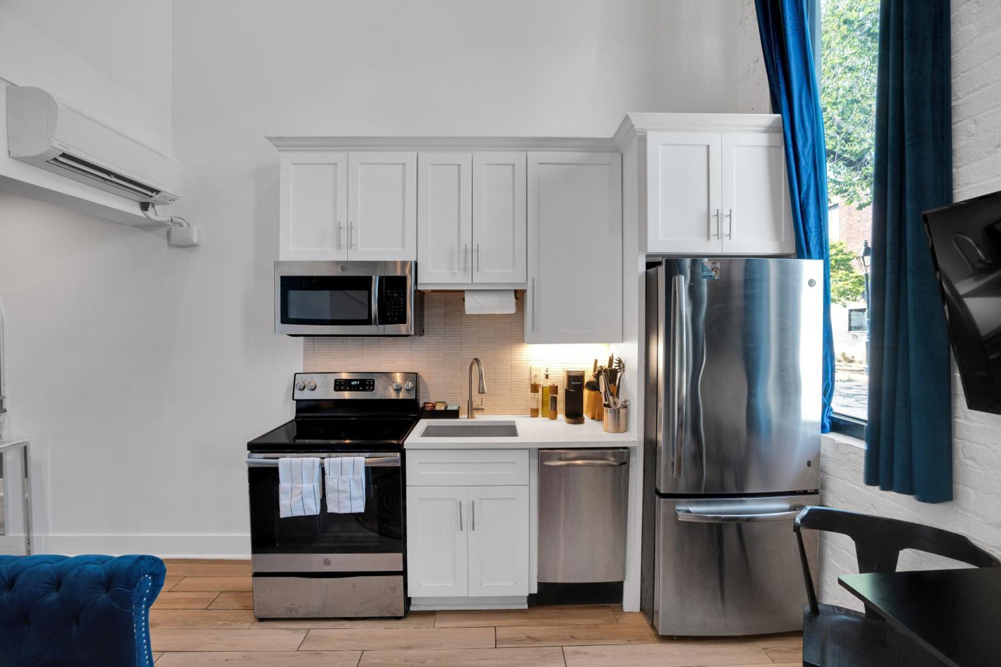 Hotel Elegant Across From Fq W Free Parking