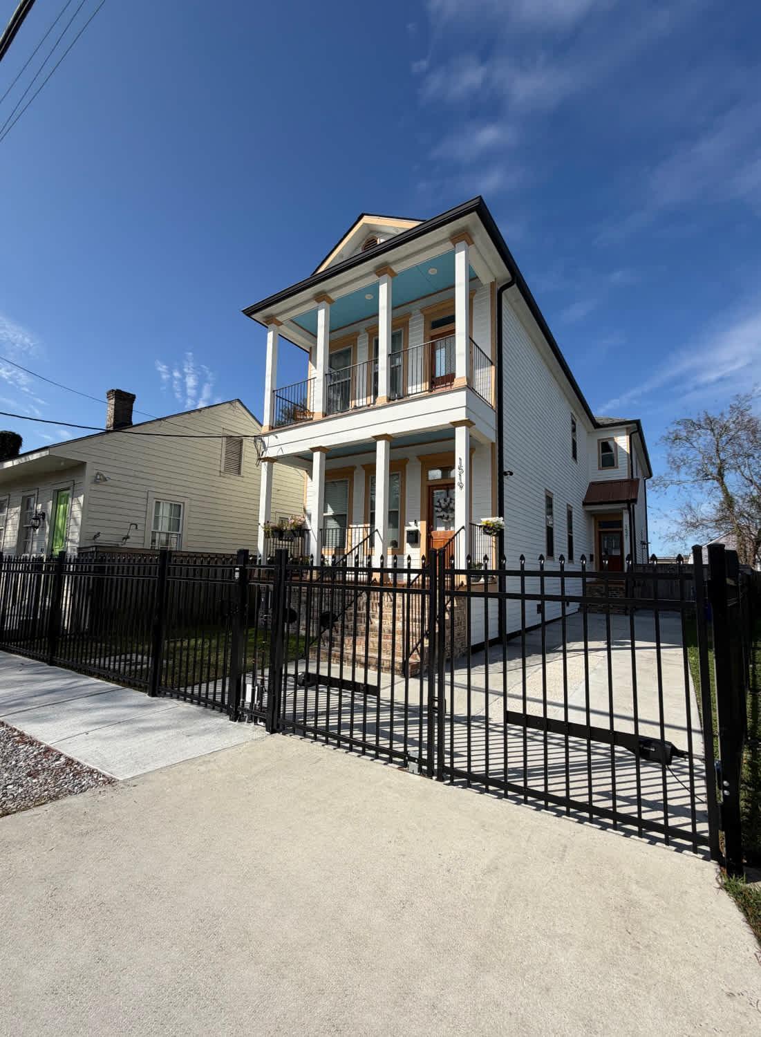 Holiday home Stylish 3br W Parking Balcony Walk Everywhere *