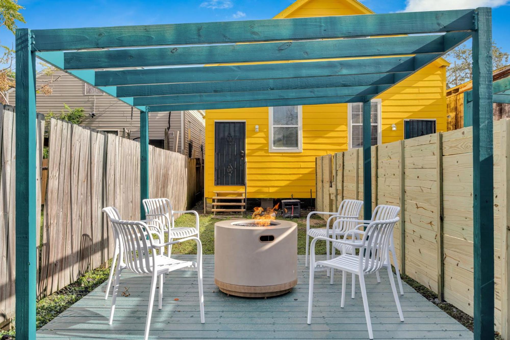 Holiday home Mid-city Shotgun W High Ceilings & Near Streetcar *