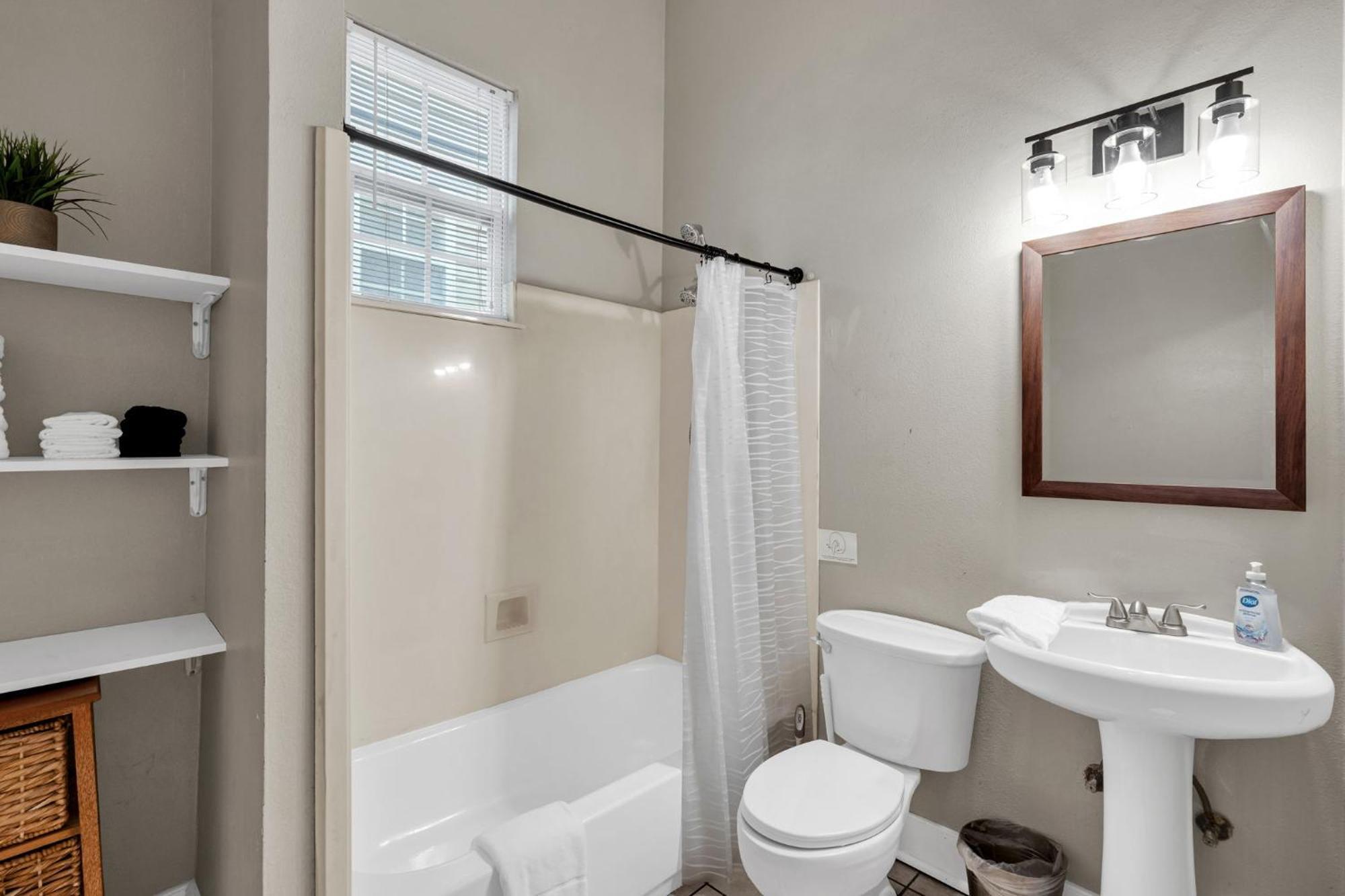 Mid-city Shotgun W High Ceilings & Near Streetcar Holiday home New Orleans