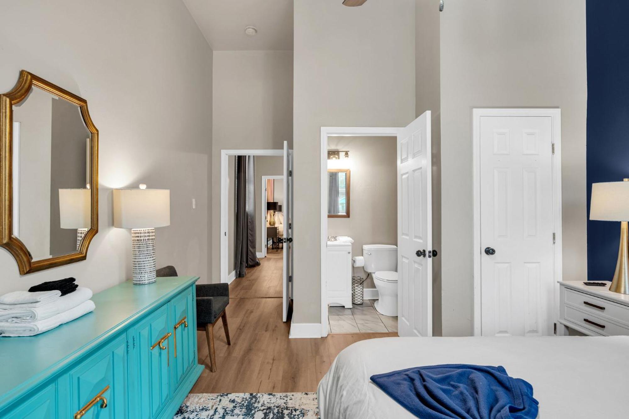 Mid-city Shotgun W High Ceilings & Near Streetcar Holiday home