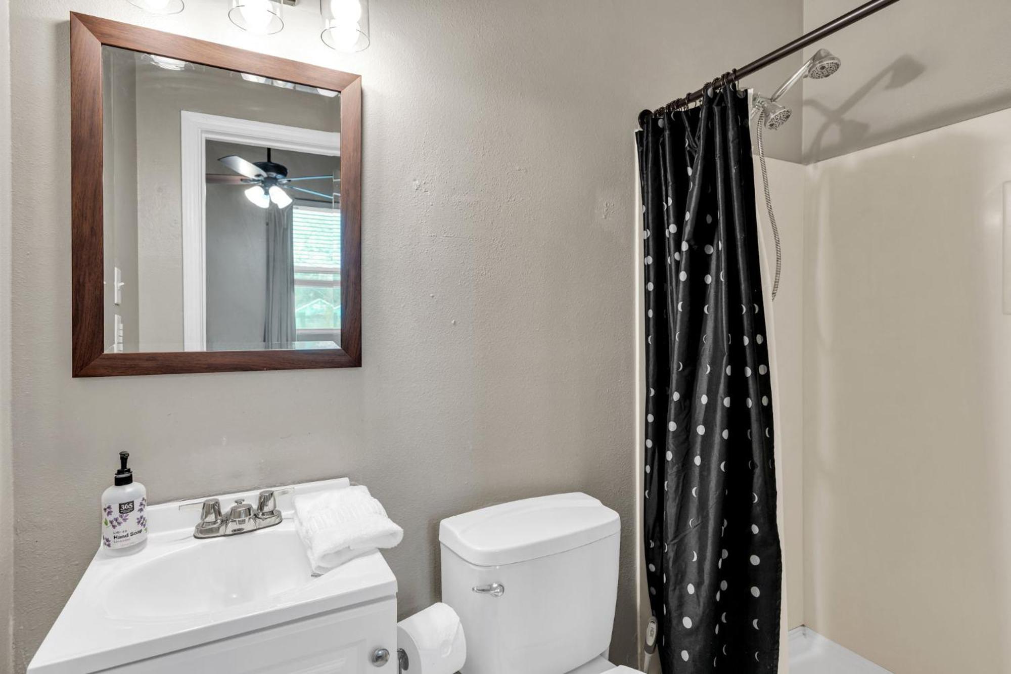 Mid-city Shotgun W High Ceilings & Near Streetcar Holiday home *