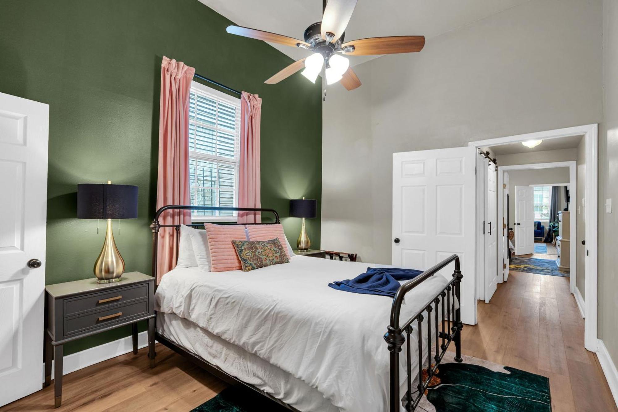Mid-city Shotgun W High Ceilings & Near Streetcar Holiday home *