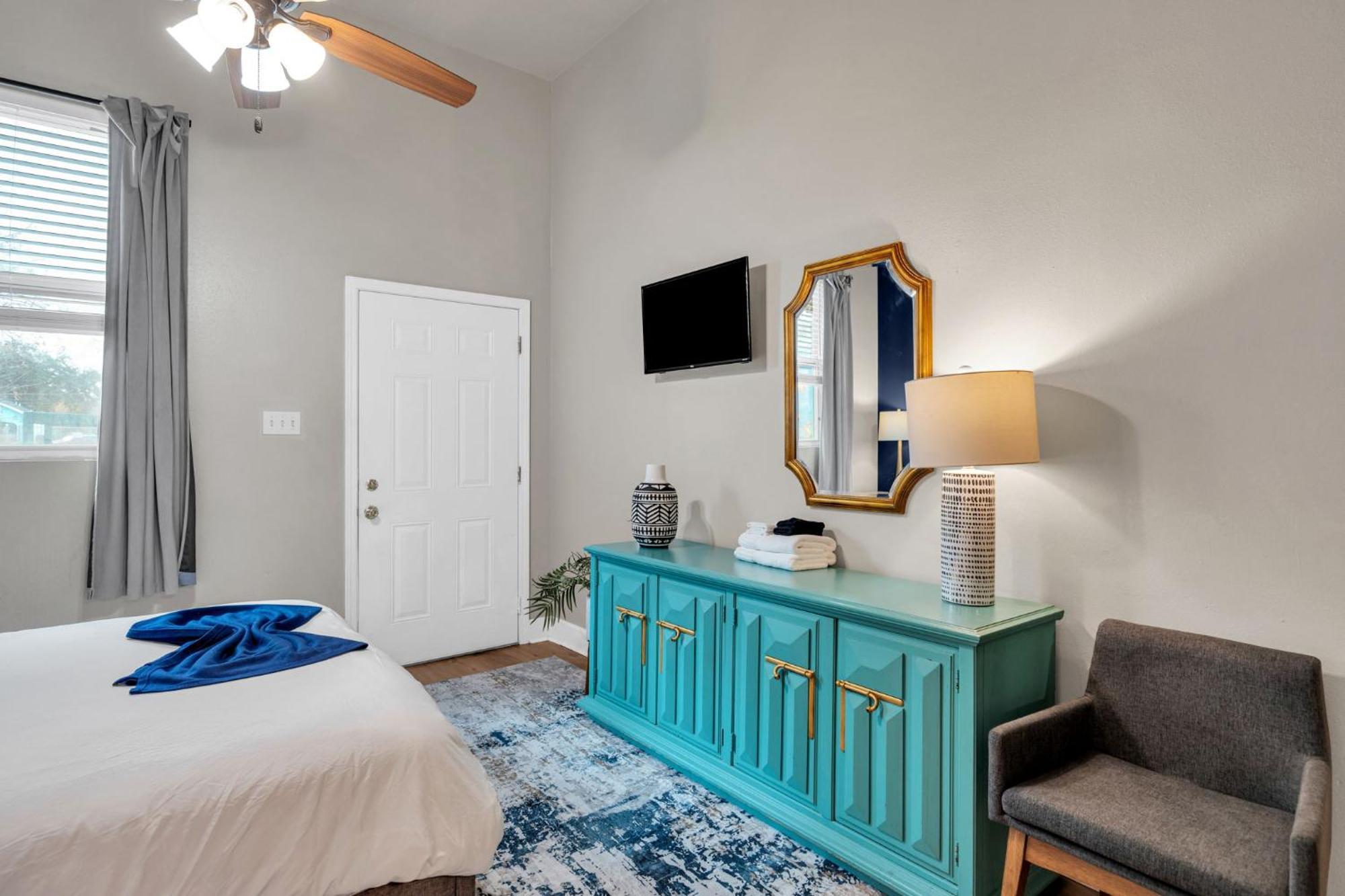 Mid-city Shotgun W High Ceilings & Near Streetcar Holiday home *