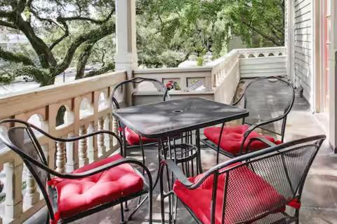 Walker Mansion On St Charles Ave - Unit 4 *