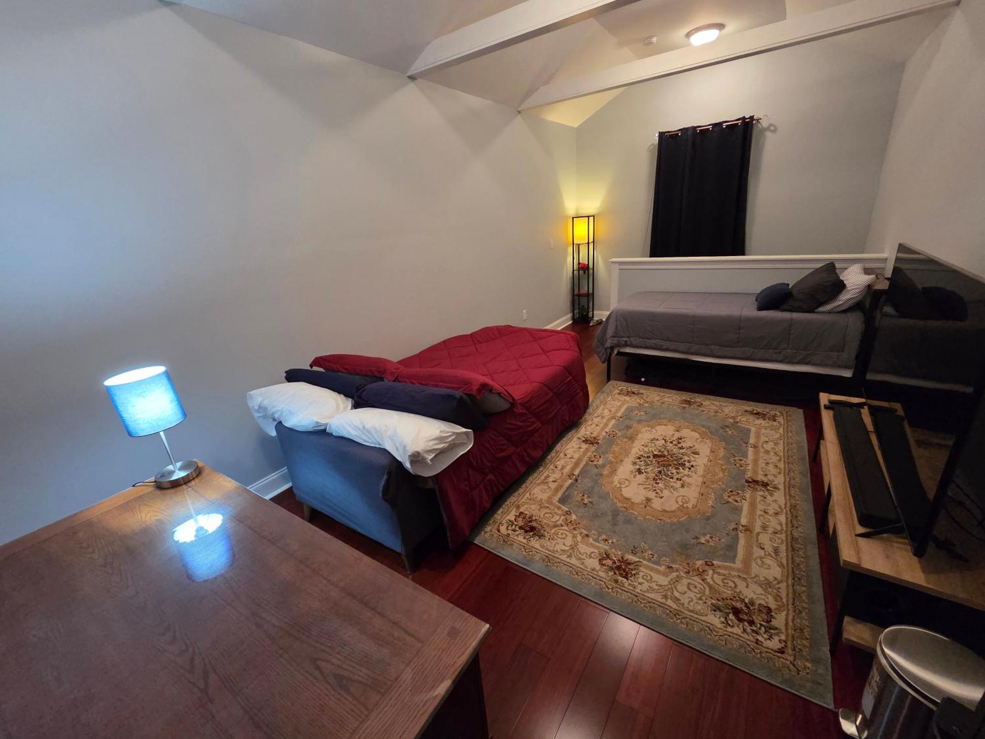 Private Bedroom Bath Sitting & Porch Apartment