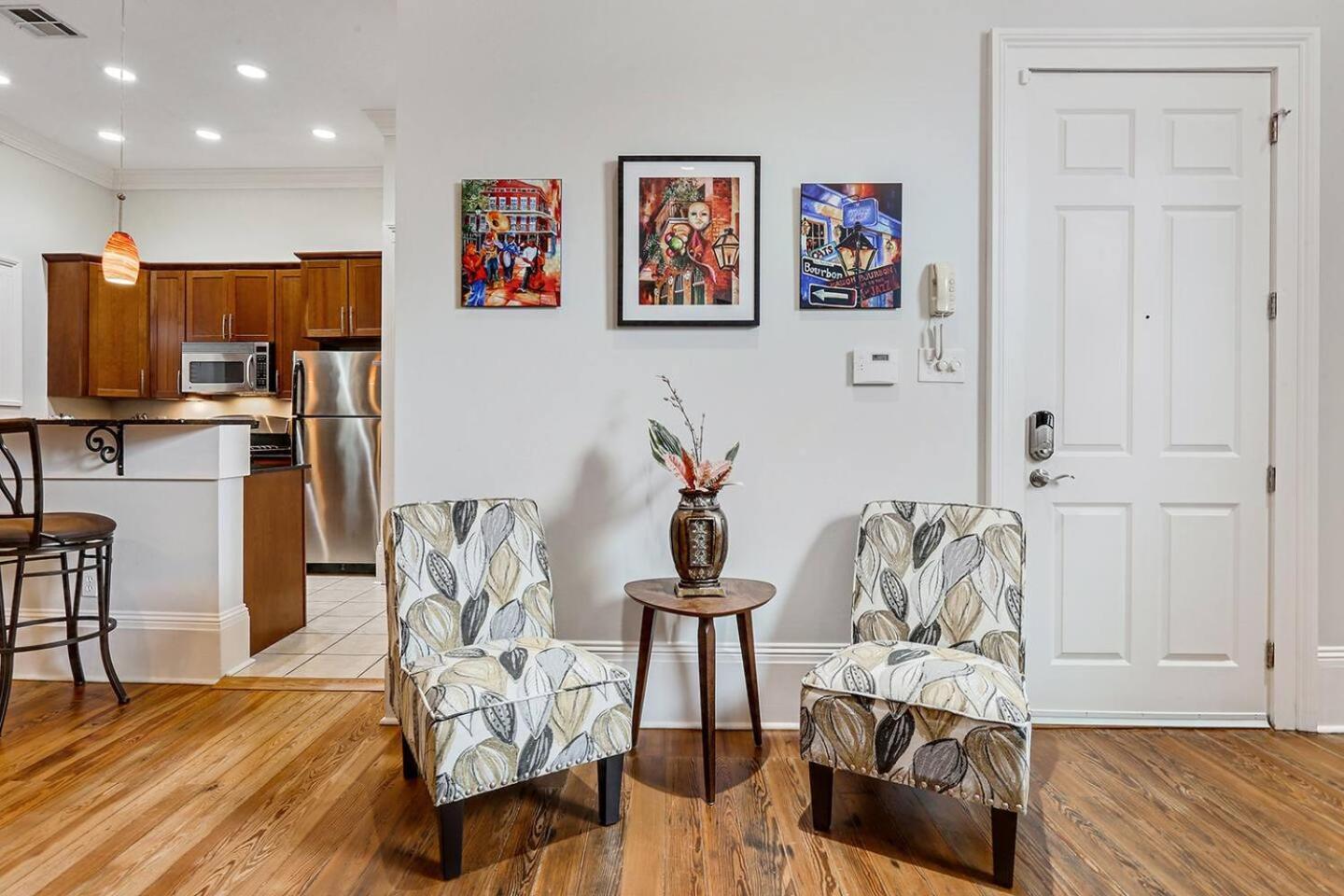 Carondelet Court Apartment